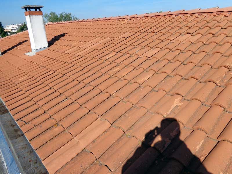 Toiture en tuile avant la pose d'un imperméabilisant