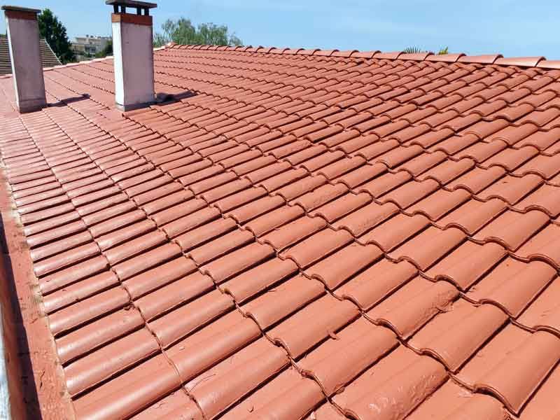 Toiture en tuile après la pose d'un imperméabilisant
