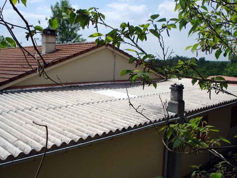 Toiture d'un hangar en plaque avant la pose d'imperméabilisant