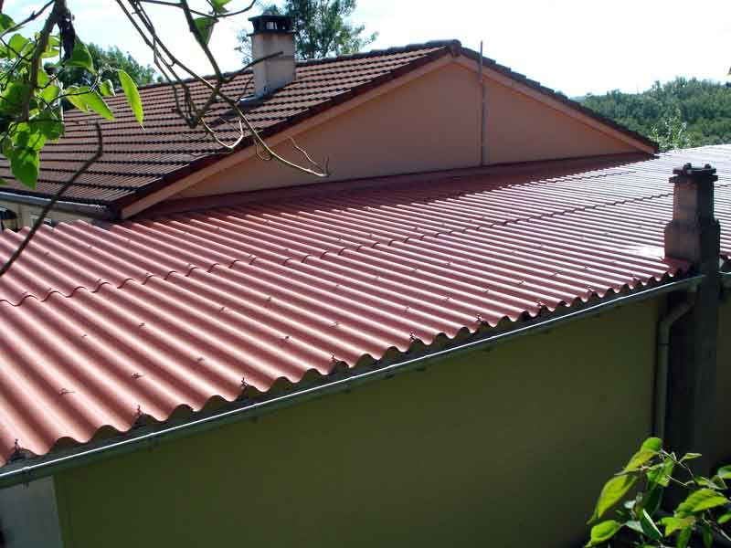 Toiture d'un hangar en plaque après la pose d'imperméabilisant coloré