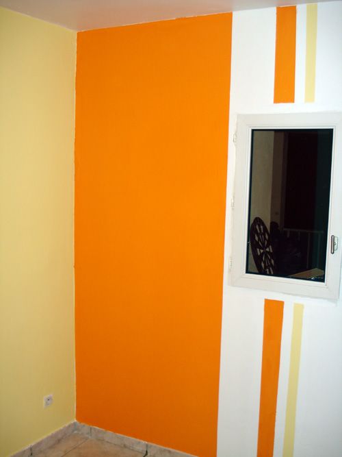 Peinture décorative jaune et orange dans une pièce