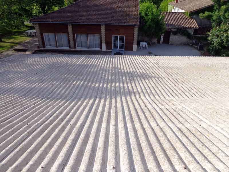 Plaques de zinguerie avant la pose d'imperméabilisant