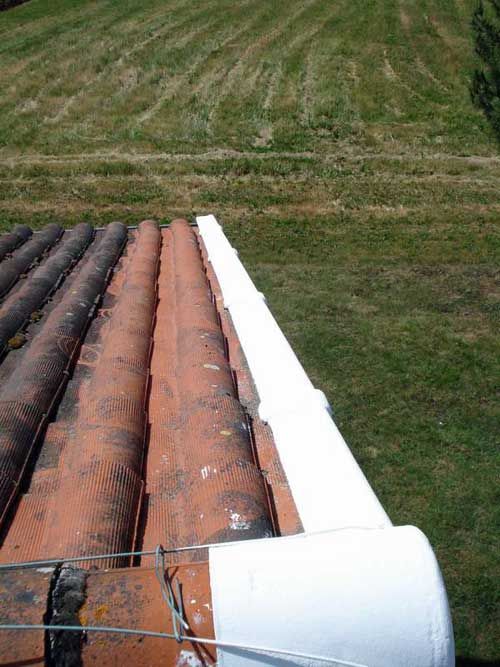 Peinture blanche sur les rebords d'un toit