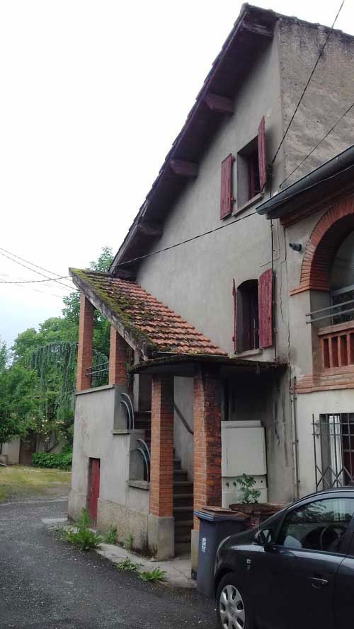 Maison avec montée d'escalier extérieur avant le ravalement