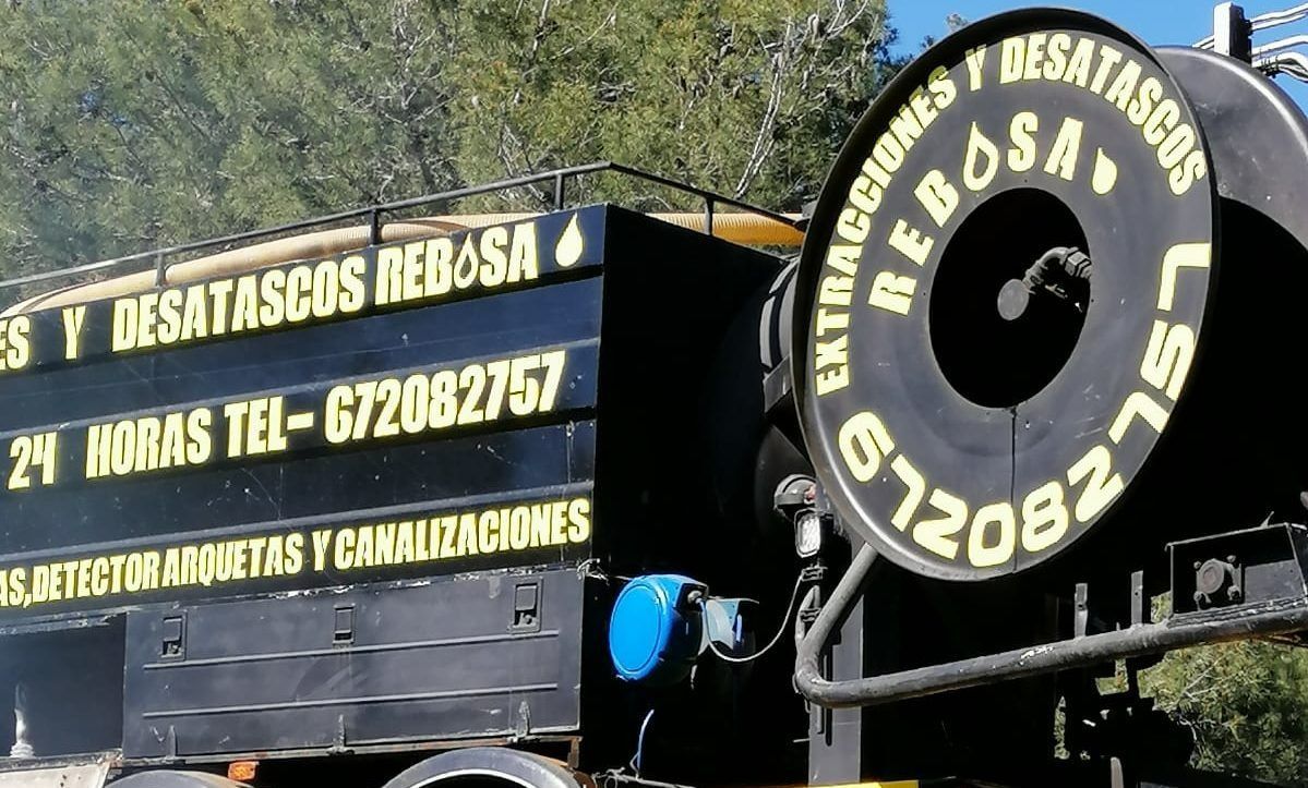 Un gran cartel negro que dice desatascos rebosa