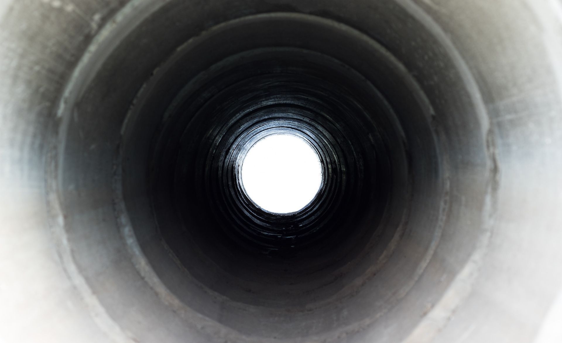 El interior de un tubo de metal con un agujero en el medio.