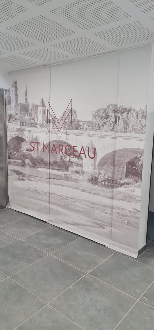 Toile tendue imprimée avec l'inscription St Marceau, un pont et une cathédrale.