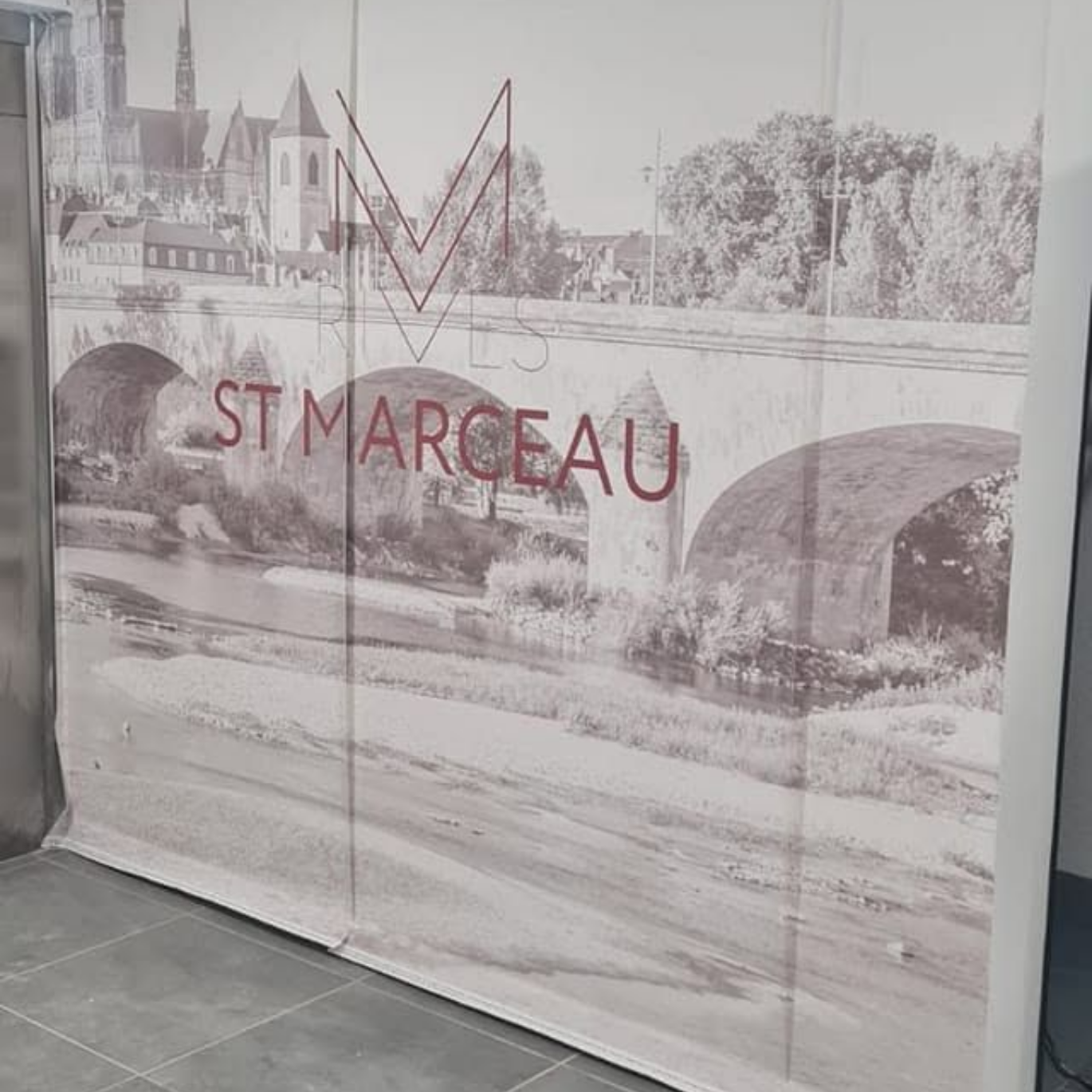 Toile tendue imprimée avec l'inscription St Marceau, un pont et une cathédrale.