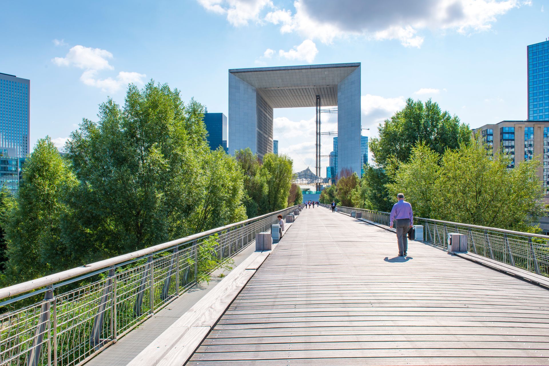 L'arche de la Défense au bout d'une passerelle piétonne.