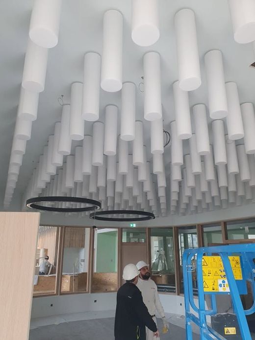 Tubes en mousse acoustique fixés dans un plafond.