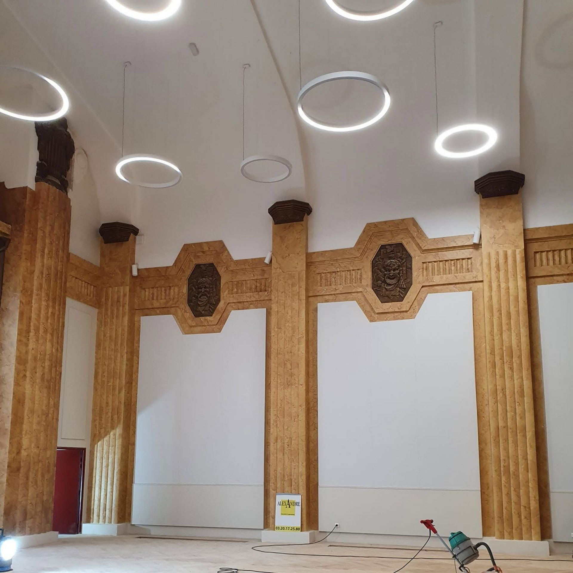 Plafond intérieur du casino de Saint-Quentin, orné de spots circulaires. Les murs sont habillés de colonnes en bois sculpté.