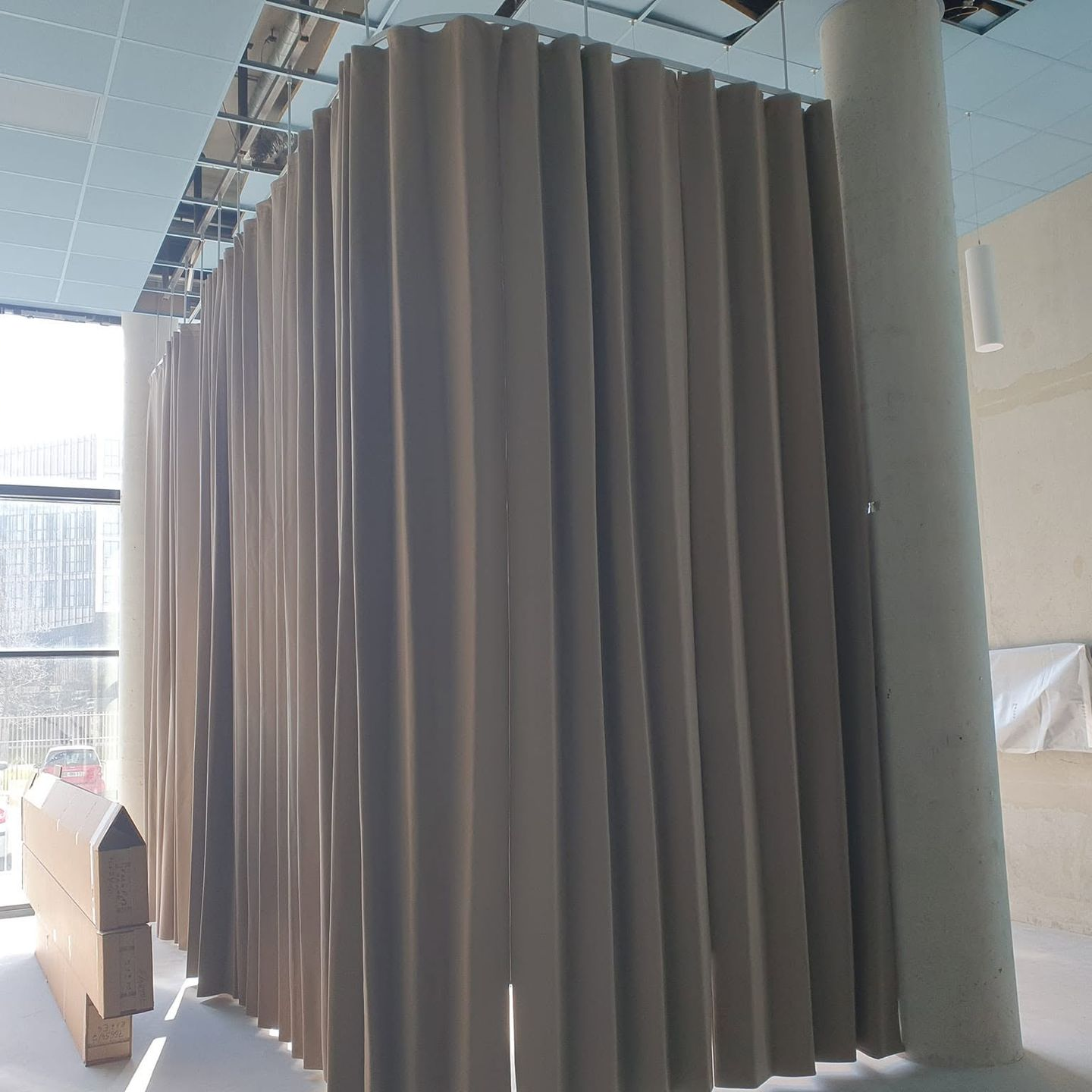 Cloison de séparation avec des rideaux dans un espace intérieur lumineux.