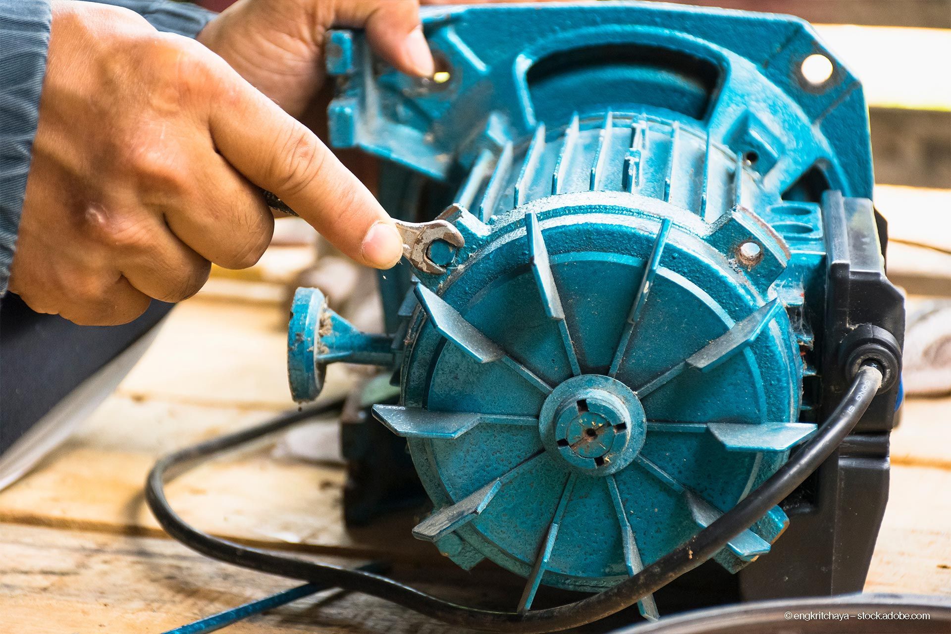 Elektriker repariert einen Elektromotor