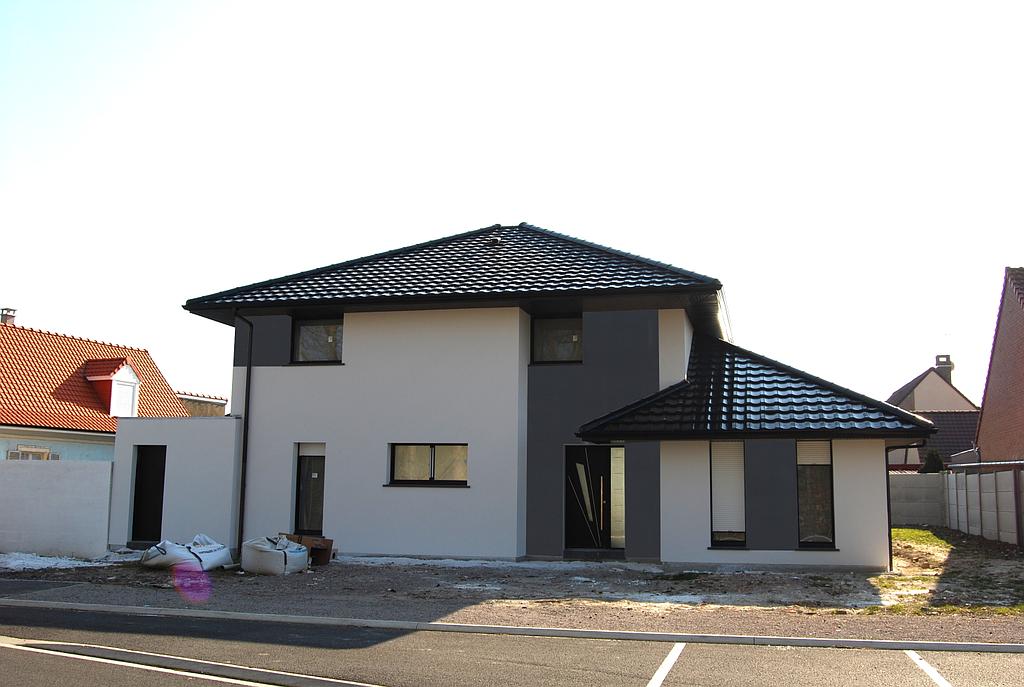 Maison individuelle neuve sur deux niveaux, le terrain de devant n'est pas encore aménagé