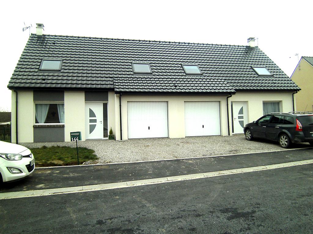 Maisons neuves mitoyennes éqyuoées des mêmes menuiseries