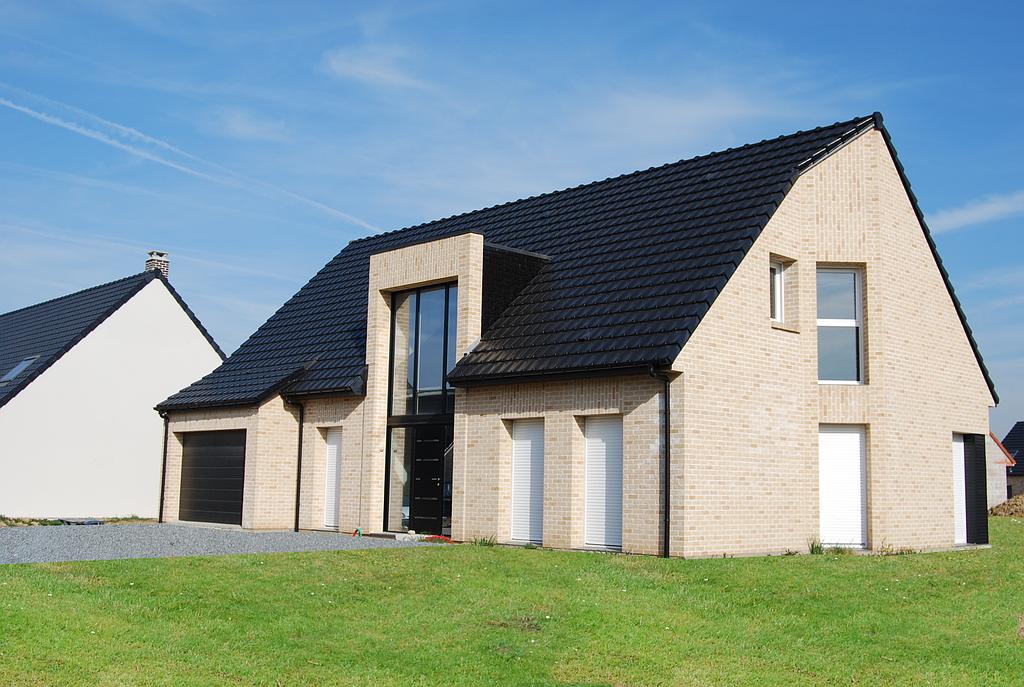 Maison équipée de volets roulants en PVC blanc