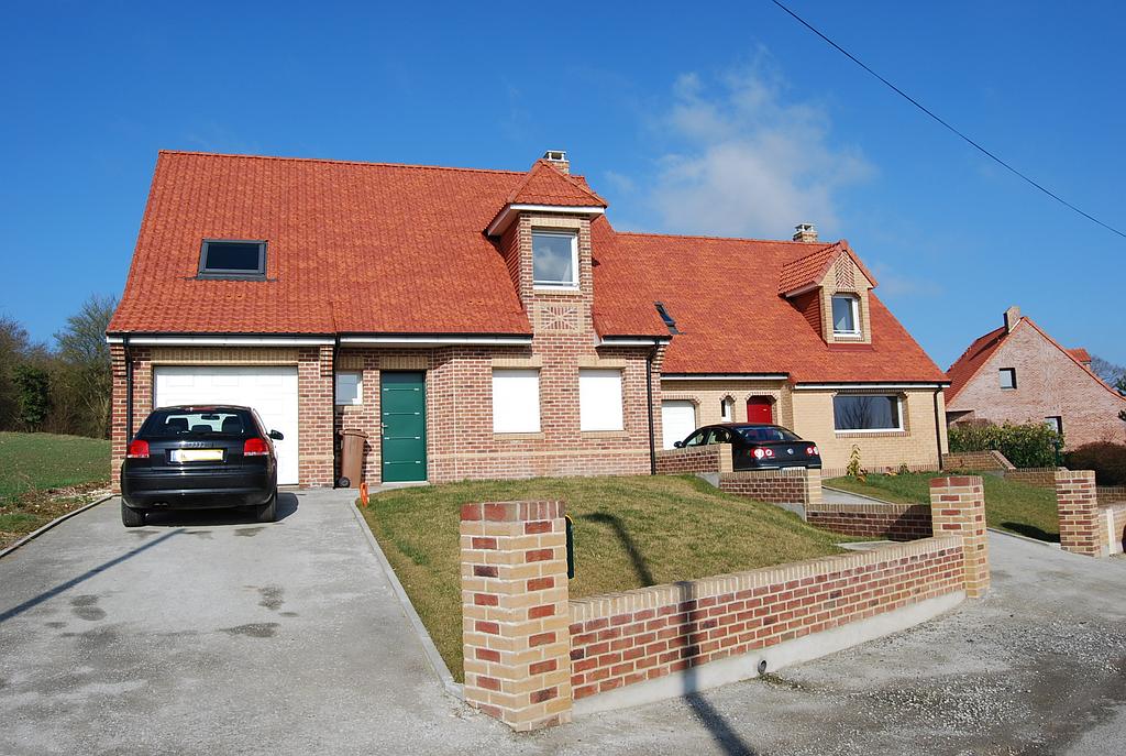 Deux maisons individuelles presque mitoyenne dont les portes d'entrées sont vertes ou rouges