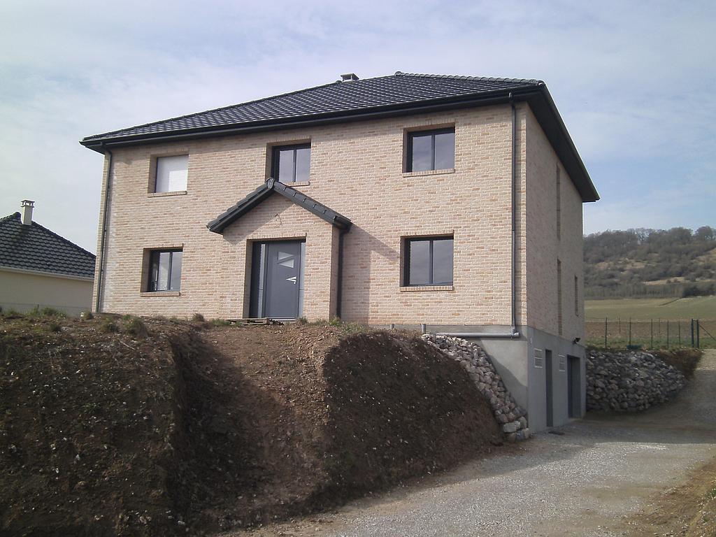 Maison individuelle sur 3 niveau avec garage en sous-sol. Le terrain n'est pas encore terminé.