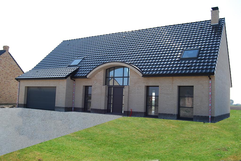 Maison individuelle neuve avec grande fenêtre se prolongeant jusqu'au sol