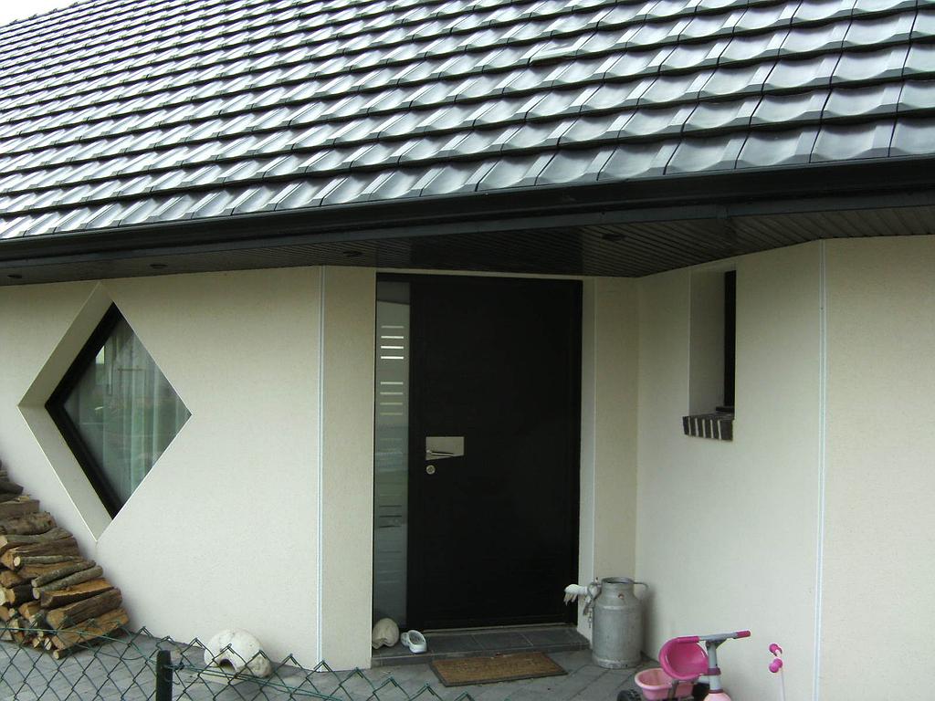 Zoom sur la porte d'entrée noire en aluminium