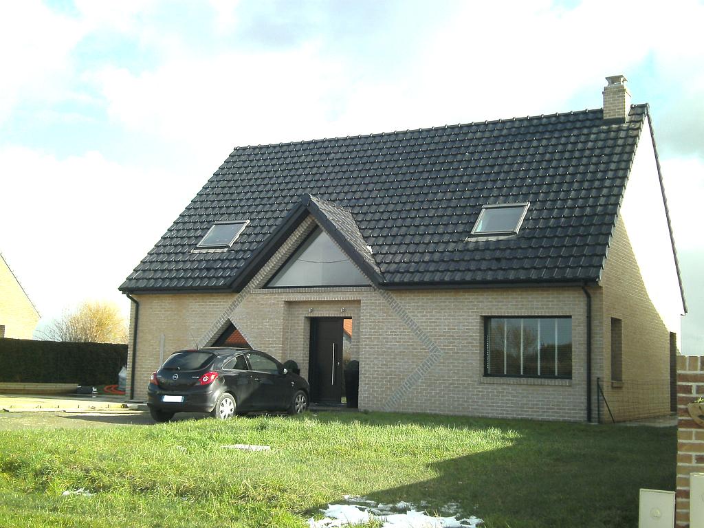 Maison individuelle dont la porte d'entrée se trouve au centre d'un losange formé par les différentes briques