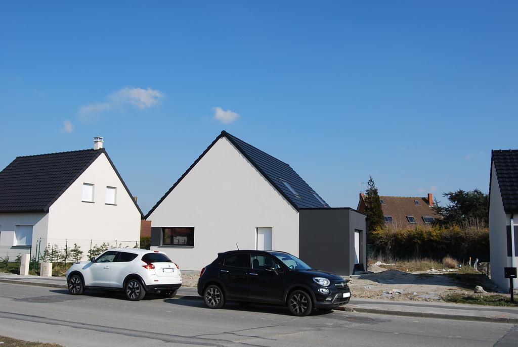 Maison individuelle moderne dont la façade est peu vitrée