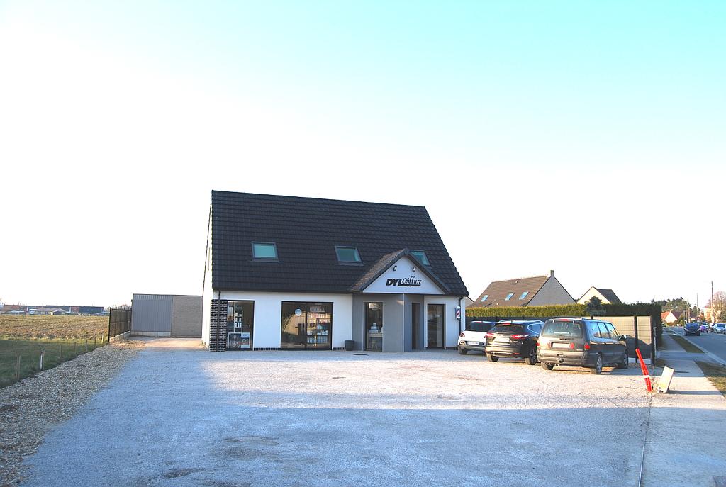 Bâtiment professionnel individuel abritant un salon de coiffure