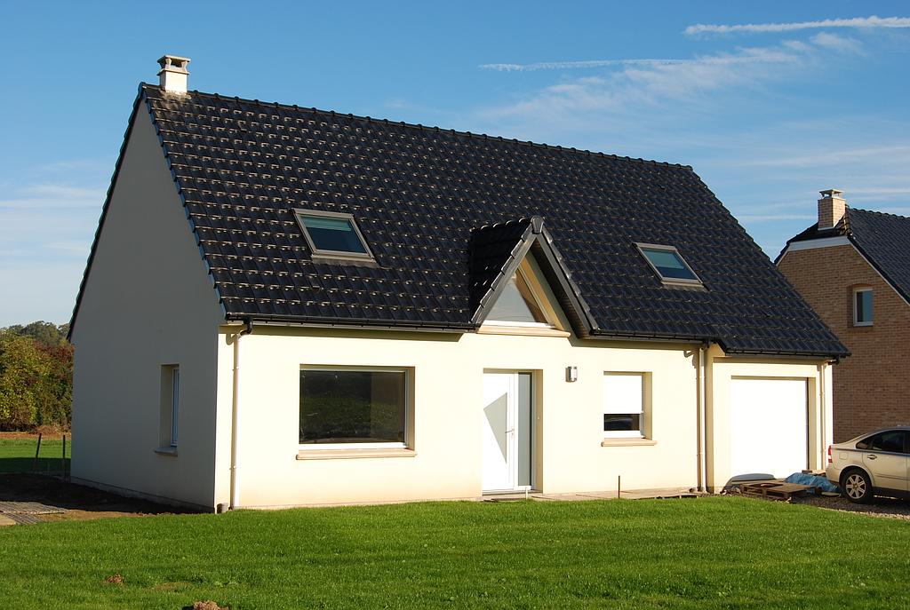 Maison individuelle dont la porte d'entrée est surmontée d'un vitrage de forme triangulaire