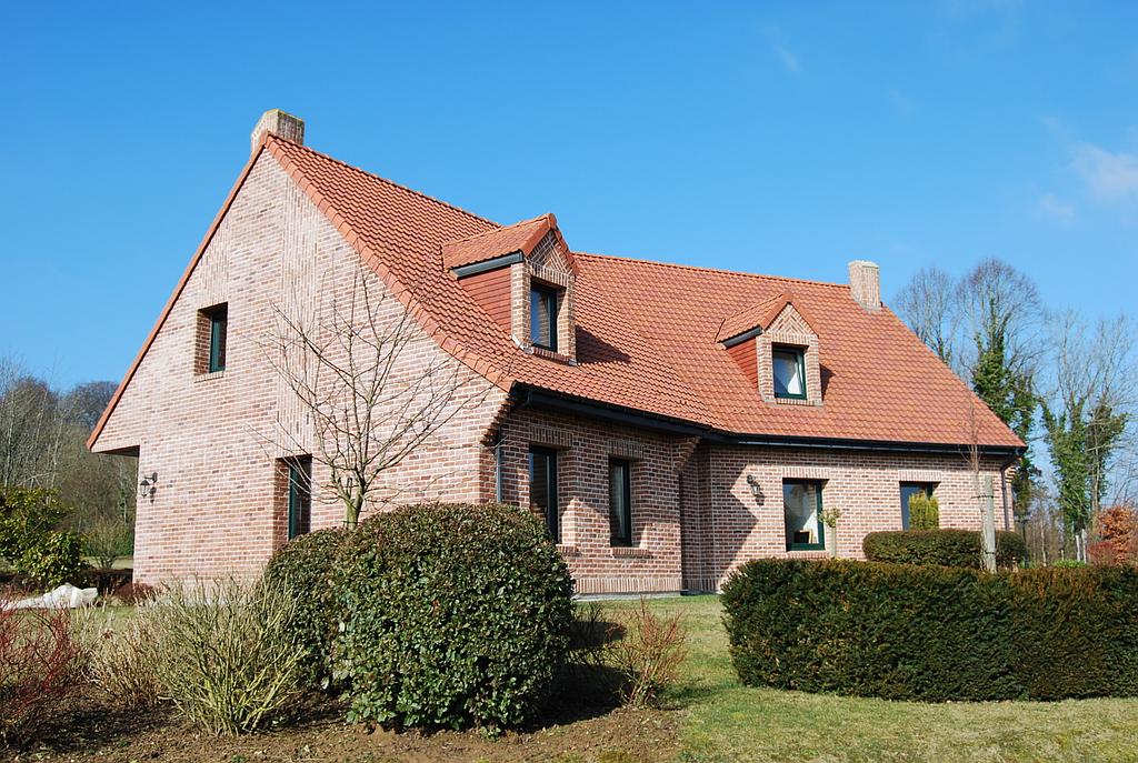 Grande maison individuelle d'angle avec menuiseries extérieures en aluminium noir