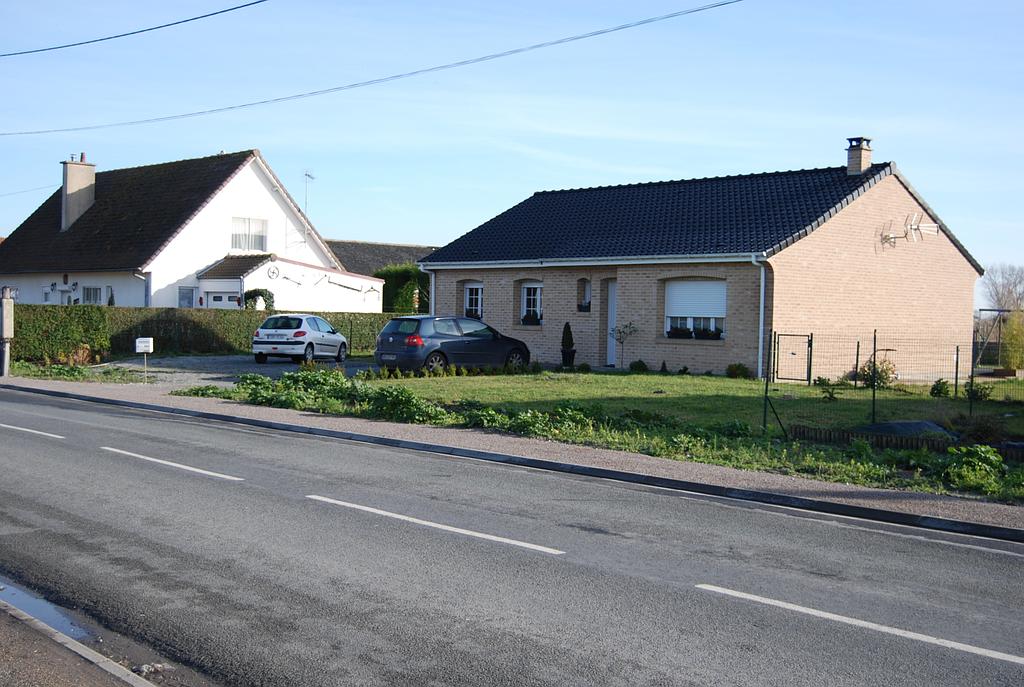Maison individuelle possédant un grand terrain aménagé