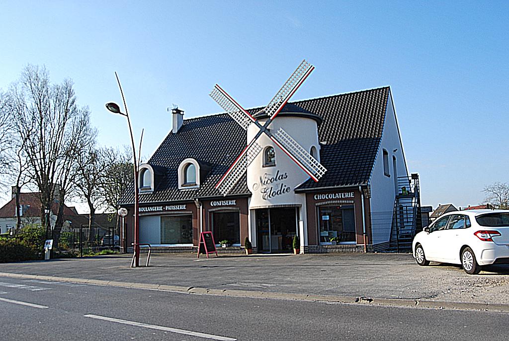 Bâtiment professionnel neuf imitant un moulin, servant à l'exercice d'une activité de boulanger