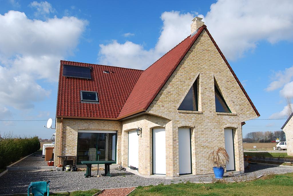 Maison individuelle en L avec de nombreuses fenêtres