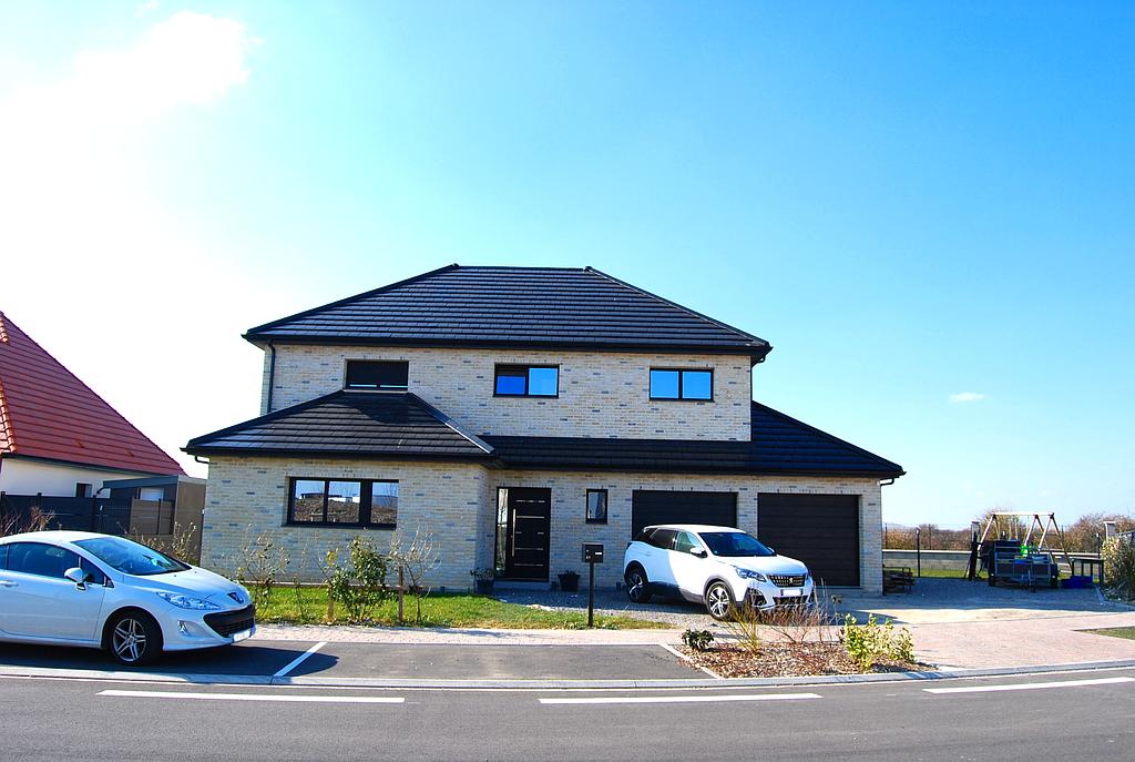 Maison  en briques claires sur deux niveaux