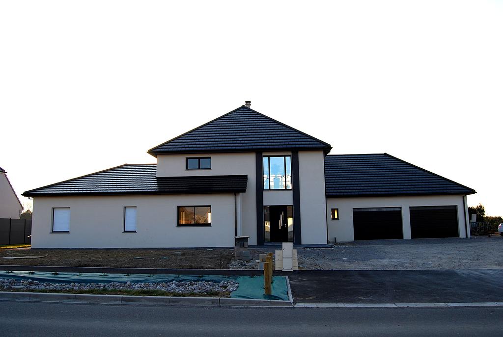 Nouvel angle de vue sur la maison individuelle neuve possédant deux garages