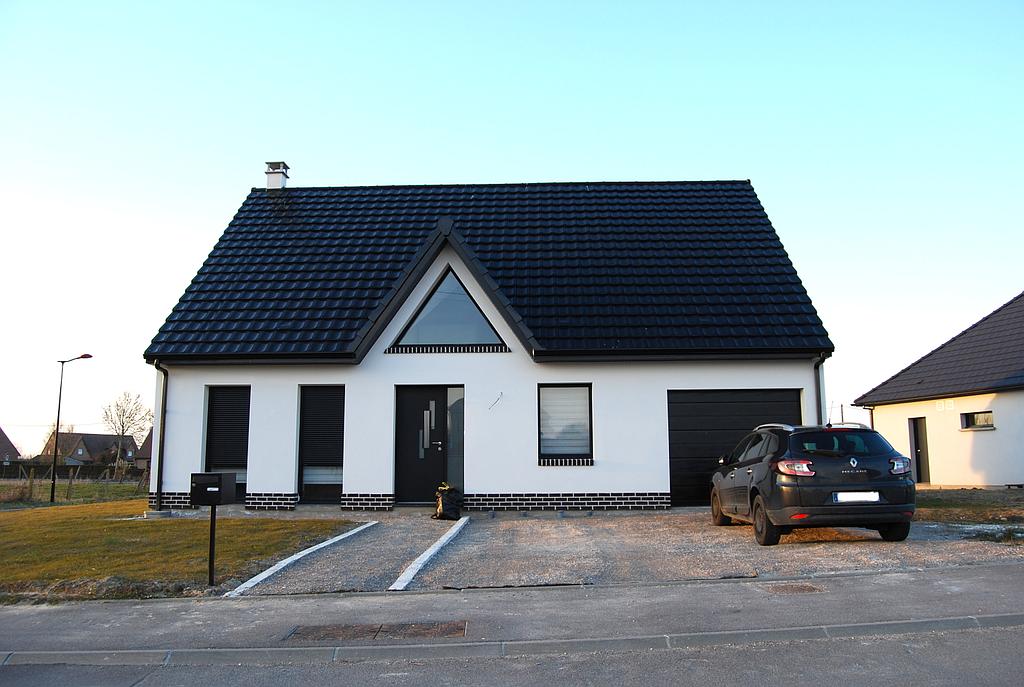 Façade avant d'une maison neuve noire et blanche