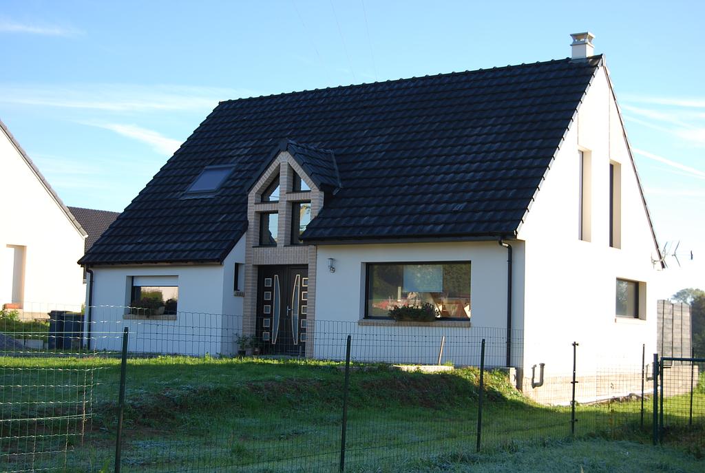 Maison neuve individuelle avec porte d'entrée double en aluminium semi-vitré