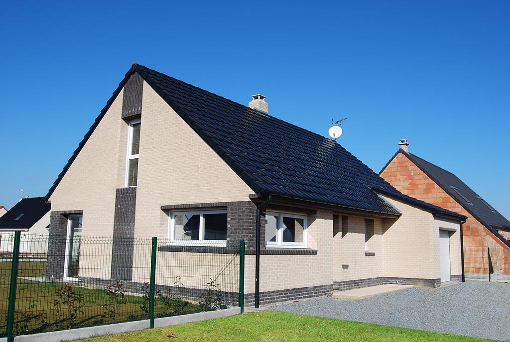 Maison individuelle avec façade en briques blanches et noires