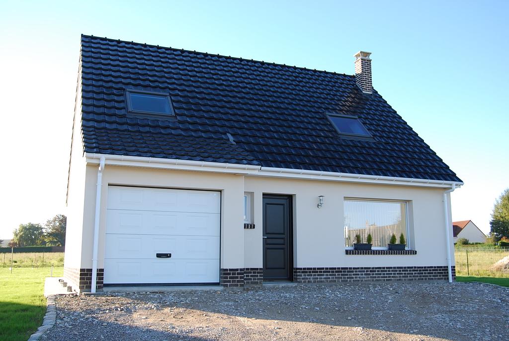 Petite maison individuelle possédant deux fenêtres Velux sur le toit