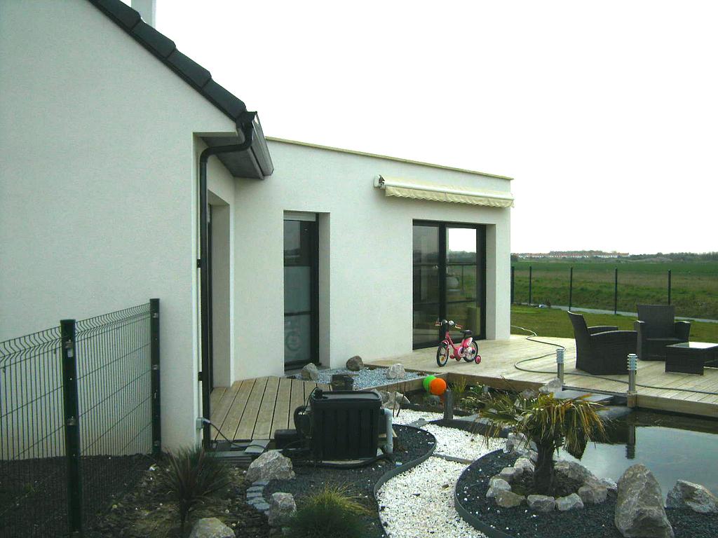 Photo de la terrasse d'une maison neuve et moderne