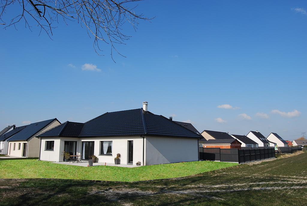 Maison individuelle locative construite à l'angle d'un lotissement