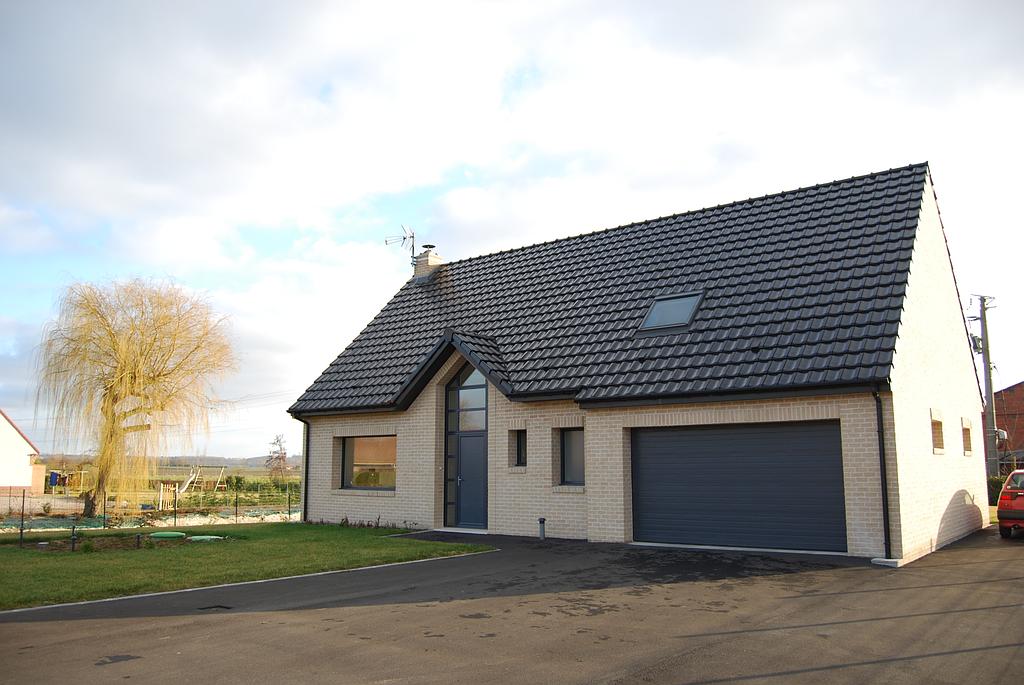 Maison individuelle neuve en brique et menuiseries noires