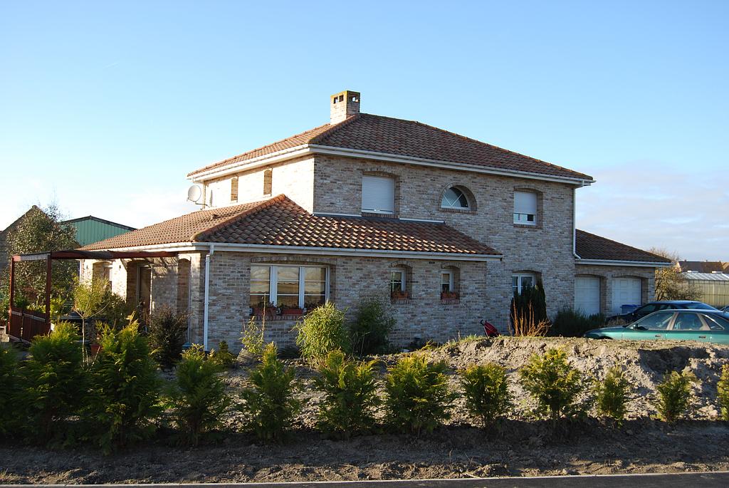 Maison individuelle sur deux étages, réalisée en brique de différents tons de gris
