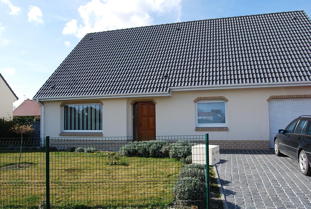 Maison individuelle avec façade en crépis et briques