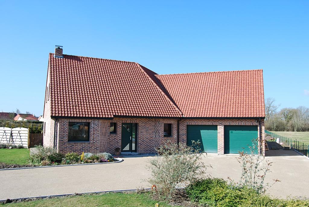Maison individuelle dont les garages se situent en angle par rapport à la maison