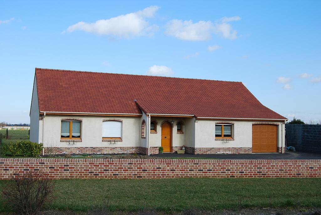 Maison individuelle avec une avancée de porte en prolongement du toit