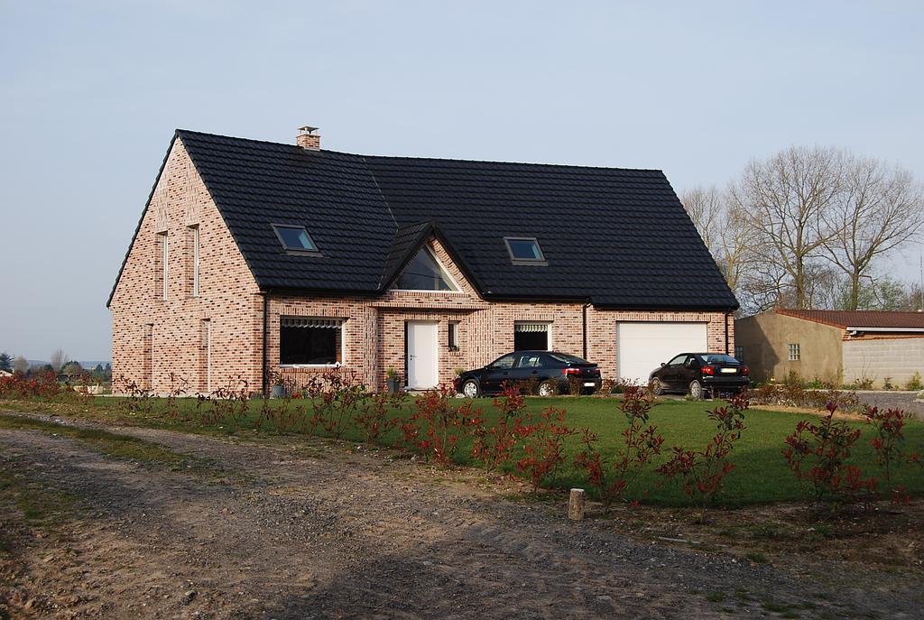 Maison individuelle nouvellement construite en briques aux tons de rouge