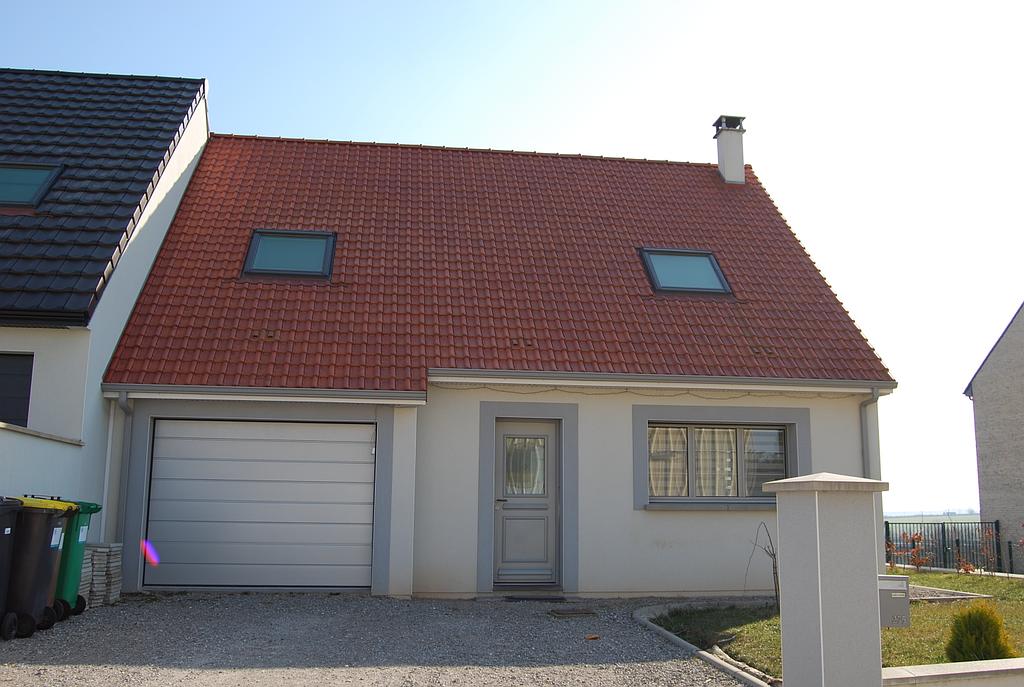 Maison individuelle attenante à une autre par le garage