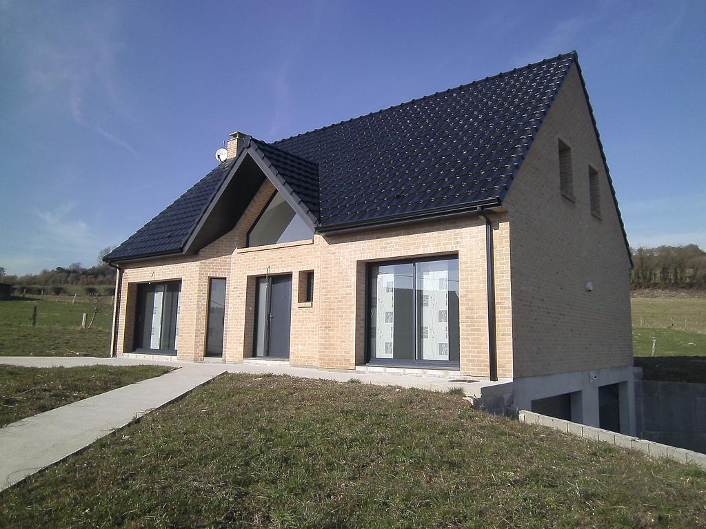 Maison individuelle neuve dont les menuiseries extérieures viennent d'être posées