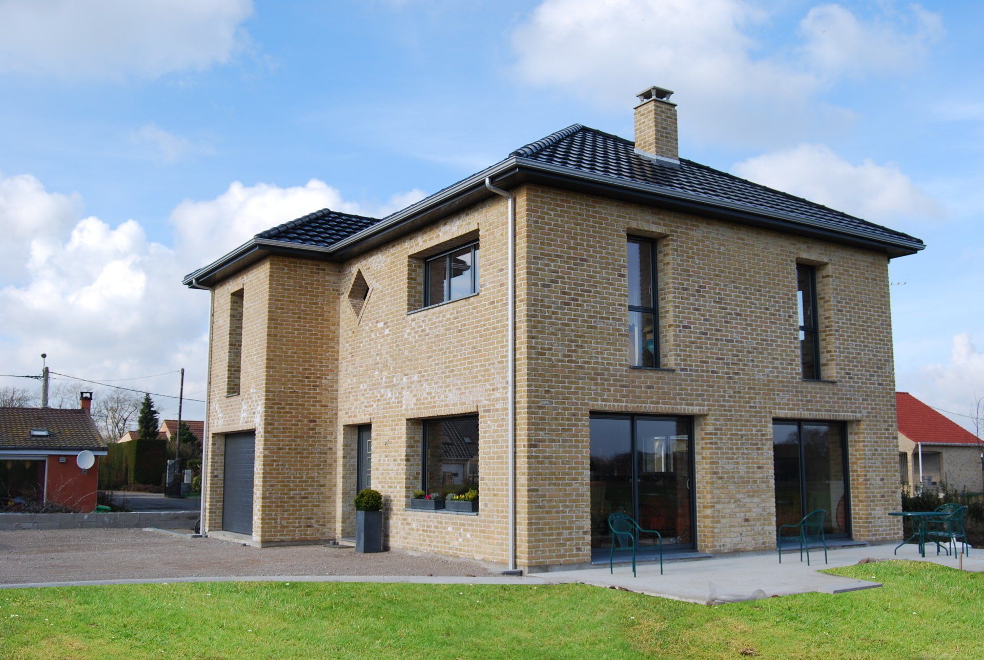 Maison individuelle avec un étage, terrain goudronné et terrasse au rez-de-chaussée