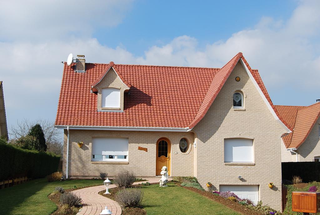 Maison individuelle sur deux niveaux avec garage en sous-sol